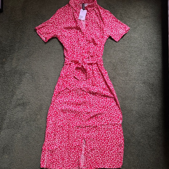 H&M Dresses & Skirts - NWT H&M Red And White Floral Vintage Style Belted Short Sleeve Midi Dress - XS